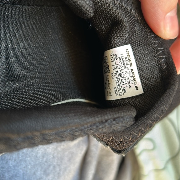 Under Armour Boys Velcro Pull On Sneaker Shoes size 3.5Y Black - Picture 5 of 6